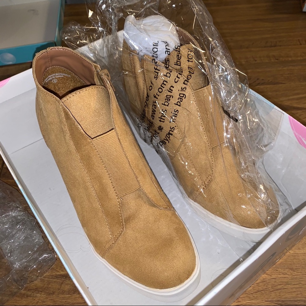 Soda Vesper Hidden Wedge Heel Sneakers Sporty Elastic NWT - Picture 3 of 16